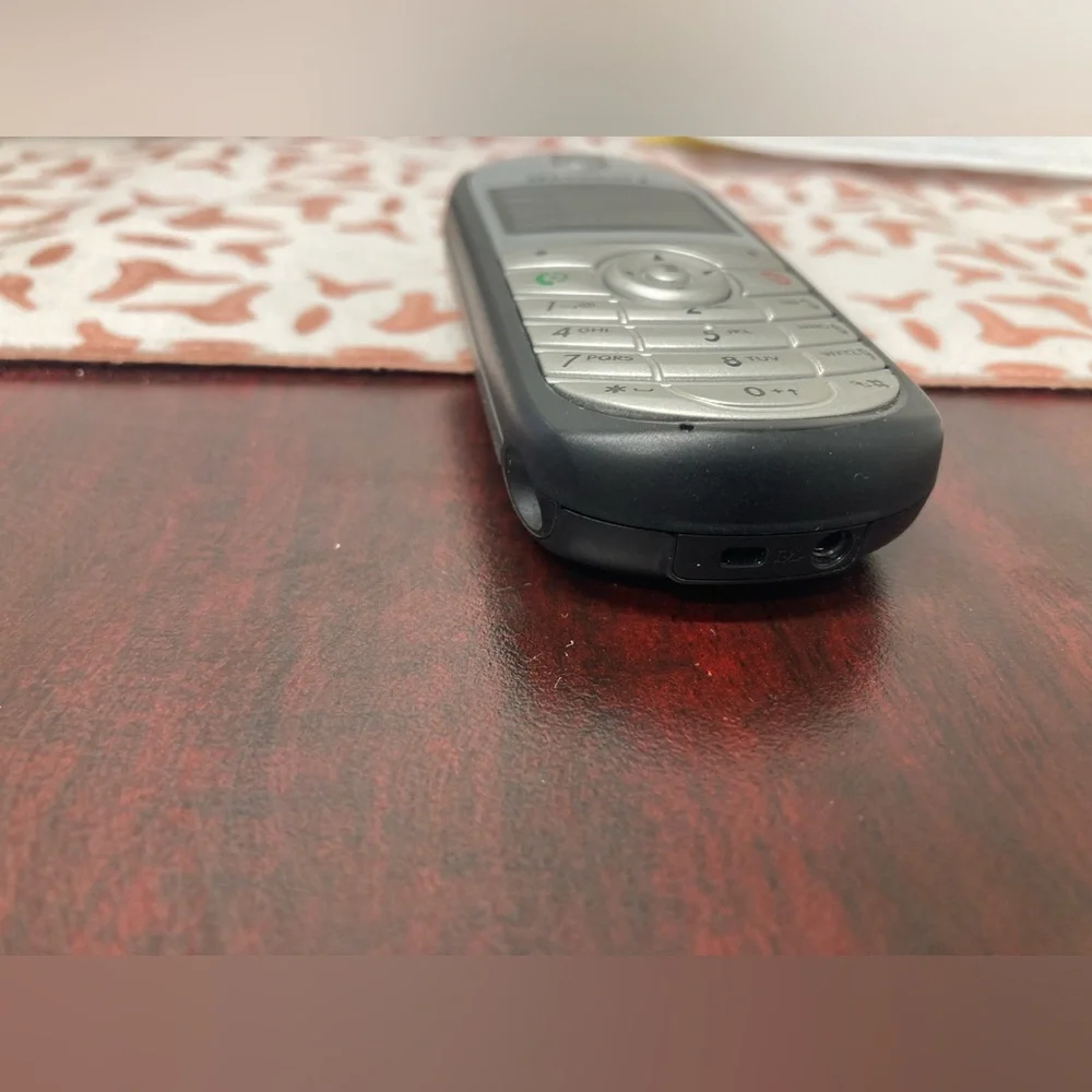 Motorola C139 cell phone basic call device TracFone network black silver